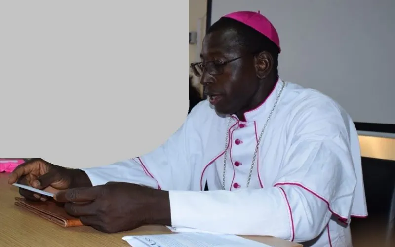 Mgr Jonas Dembélé lisant le message des membres de la Conférence épiscopale du Mali (CEM) / 