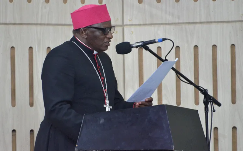 Mgr Paul Njiru Kariuki, président de la Commission pour l'éducation et l'enseignement religieux du KCCB. Domaine public