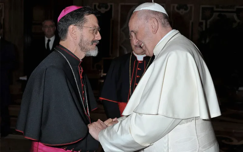 Mgr Luiz Fernando Lisboa, évêque du diocèse de Pemba, avec le Pape François à Rome. Page Facebook / Diocèse de Pemba