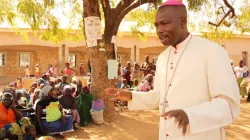 Mgr Stephen Dami Mamza réconfortant les personnes déplacées dans l'État d'Adamawa. / Domaine public.