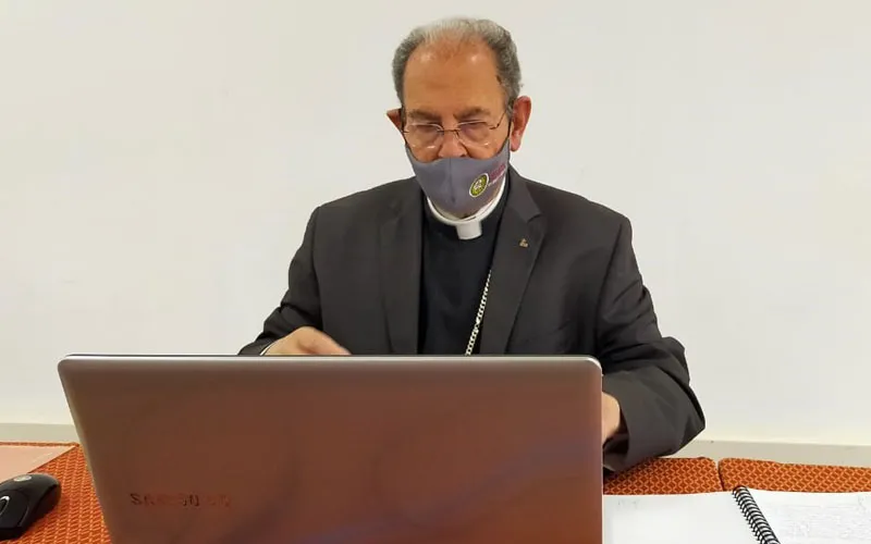 Mgr Rodrigo Mejía Saldarriaga s'adressant aux participants lors du webinaire sur le nouveau répertoire pour la catéchèse, samedi 19 décembre 2020. Les Filles de St. Paul Nairobi, Kenya.