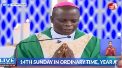 Mgr Maurice Muhatia Makumba lors de la messe télévisée à la Basilique de la Sainte Famille, à Nairobi, le dimanche 5 juillet. / Kenya Broadcasting Corporation/ Twitter