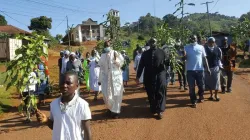 Mgr George Nkuo, évêque du diocèse de Kumbo au Cameroun, à la tête d'une marche pacifique pour la paix dans les régions anglophones. / Diocèse de Kumbo/Page Facebook.