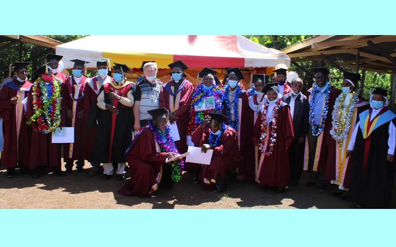 Mgr Virgilio Pante, IMC avec les diplômés du programme sabbatique de Saint Jean-Paul II. ACI Afrique