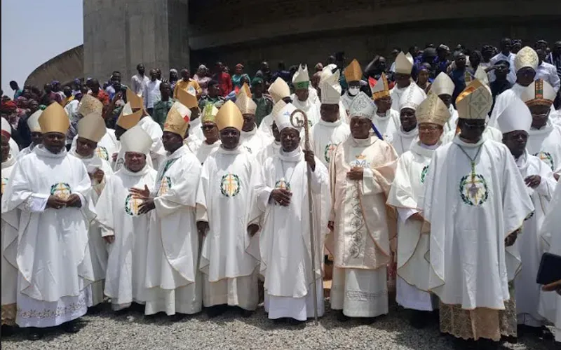 Les membres de la Conférence épiscopale régionale de l'Afrique de l'Ouest (RECOWA) lors de la messe de clôture de leur quatrième assemblée plénière à Abuja, au Nigeria, le 8 mai 2022. Crédit : ACI Afrique