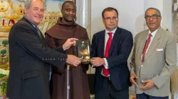 Le frère Peter Mokaya Tabichi reçoit le prix Ahimsa 2020. / 