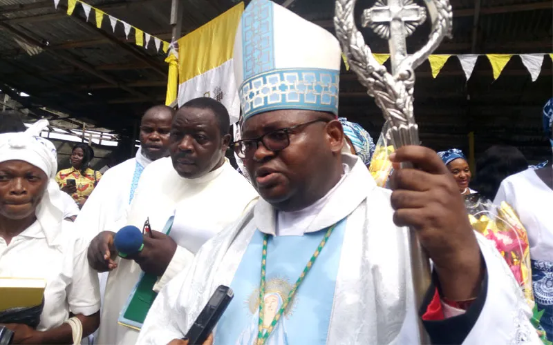 Mgr Michael Miabesue Bibi s'adressant aux journalistes à la fin de la messe pour marquer le 70ème anniversaire de l'érection canonique du diocèse de Buea au Cameroun. ACI Afrique