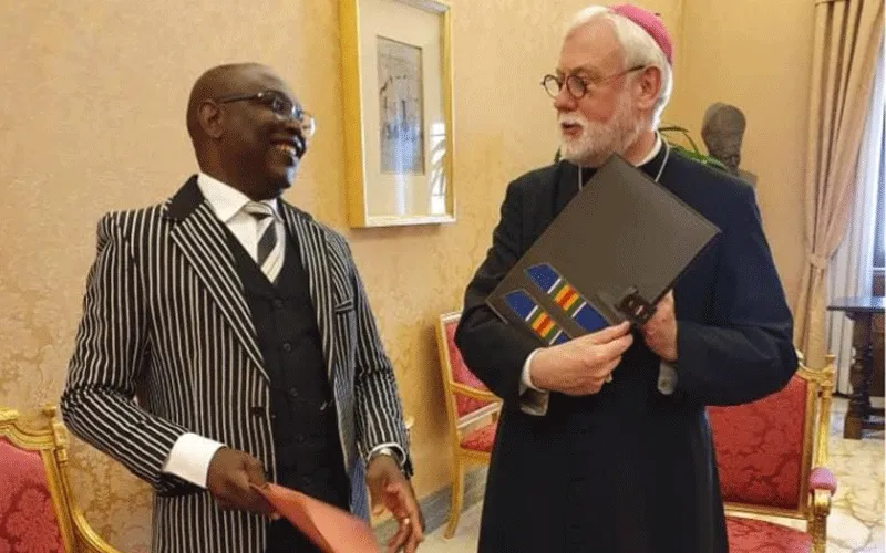 Mgr Paul Richard Gallagher (à droite), secrétaire du Vatican pour les relations avec les États et M. Robert Compaore (à gauche), ambassadeur du Burkina Faso auprès du Saint-Siège lors de l'échange des instruments de ratification de l'accord entre le Saint-Siège et l'État du Burkina Faso sur le statut juridique de l'Église catholique au Burkina Faso. Bureau de presse du Saint-Siège