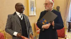 Mgr Paul Richard Gallagher (à droite), secrétaire du Vatican pour les relations avec les États et M. Robert Compaore (à gauche), ambassadeur du Burkina Faso auprès du Saint-Siège lors de l'échange des instruments de ratification de l'accord entre le Saint-Siège et l'État du Burkina Faso sur le statut juridique de l'Église catholique au Burkina Faso. / Bureau de presse du Saint-Siège