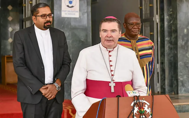 Mgr Michael Francis Crotty s'adressant aux journalistes jeudi 31 mars après une audience avec le Premier ministre du Burkina Faso, Albert Ouédraogo. Crédit : Primature Burkina Faso/Facebook