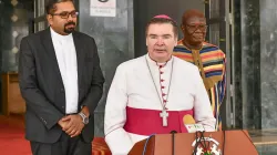 Mgr Michael Francis Crotty s'adressant aux journalistes jeudi 31 mars après une audience avec le Premier ministre du Burkina Faso, Albert Ouédraogo. Crédit : Primature Burkina Faso/Facebook / 