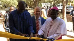 Mgr Alexandre Yikyi Bazié (à droite), l'Ambassadeur Ingo Herbert (au centre) et Adegbola Fasutin Adeye (à gauche) coupant le ruban d'inauguration du nouveau siège du CJP-Burkina à Ouagadougou le mardi 3 décembre 2019 - / CJP-Burkina