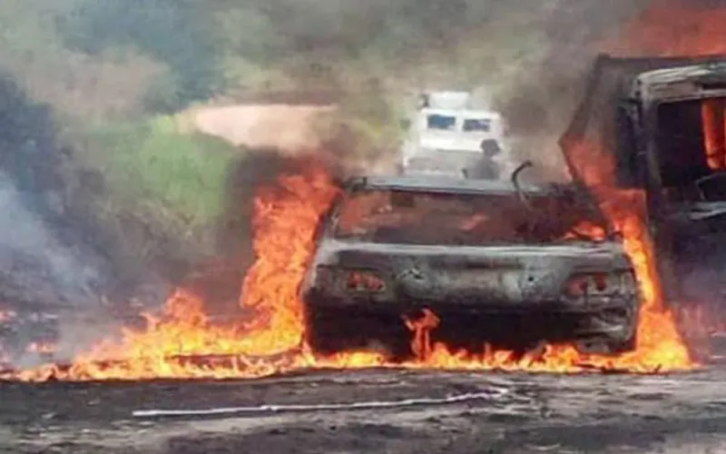 Une voiture en feu lors des violences en cours dans le diocèse catholique de Butembo-Beni en RDC. Crédit : Aide à l'Église en détresse