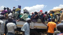 Les Femmes, des hommes et les enfants entassés sur un canter à Cabo Delgado au Mozambique. / Aide à l'Église en détresse