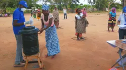 Une femme se lave les mains lors de la distribution d'abris pour les familles déplacées dans le district de Metuge, à Cabo Delgado. / Bureau des Nations unies pour la coordination des affaires humanitaires (OCHA).