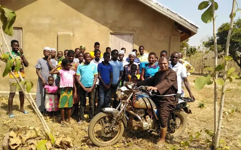 Un prêtre pose sur une moto à la paroisse St. Michael du diocèse catholique de Jasikan au Ghana. Crédit : Aide à l'Église en détresse