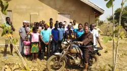 Un prêtre pose sur une moto à la paroisse St. Michael du diocèse catholique de Jasikan au Ghana. Crédit : Aide à l'Église en détresse / 