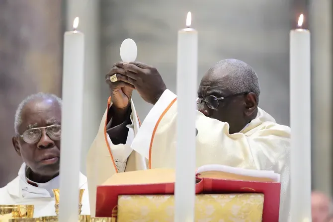 Le cardinal Robert Sarah offre la messe dans la basilique Saint-Pierre pour son 50e anniversaire de prêtrise en 2019. | Crédit : Evandro Inetti/CNA.