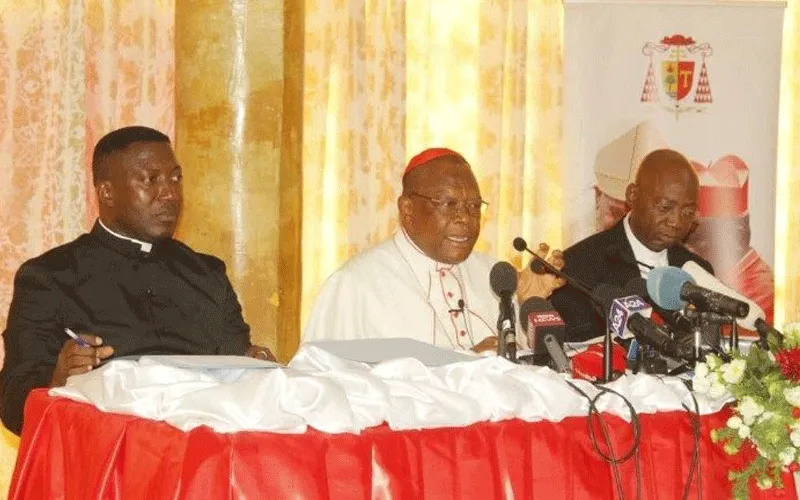 Le cardinal Fridolin Ambongo (au centre) s'adressant aux journalistes dans la capitale de la RDC, Kinshasa, le vendredi 3 janvier 2020. / Domaine public