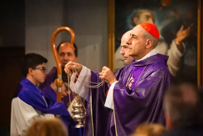 Le cardinal Víctor Manuel Fernández célèbre sa messe de possession titulaire à l'église des saints Urbain et Laurent à Prima Porta, dans la banlieue nord de Rome, le 3 décembre 2023. | Crédit : Elizabeth Alva/EWTN