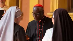 Le cardinal Robert Sarah s'adresse aux étudiants et aux professeurs de l'Université pontificale Saint-Thomas d'Aquin le 25 mai 2023. | Crédit : Benedicte Cedergren/Angelicum / 