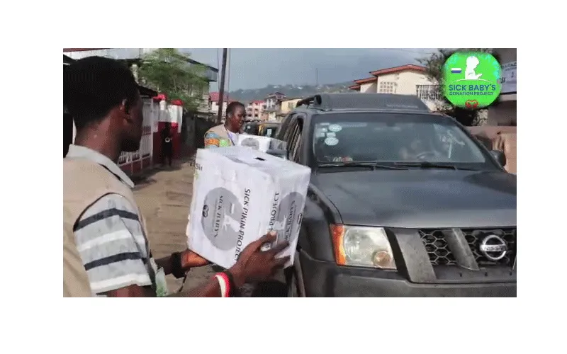 Un responsable de Caritas Freetown mendie des fonds dans les rues de la Sierra Leone pour aider les enfants malades de ce pays d'Afrique de l'Ouest qui ont besoin d'un traitement spécialisé en Inde. Caritas Freetown.