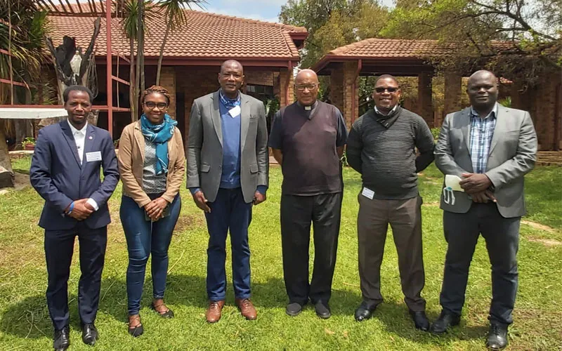 Les coordinateurs Caritas du Mozambique, de l'Angola et de São Tomé e Principe aux côtés du Cardinal Wilfrid Napier (3ème à partir de la droite). Crédit : Sheila Pires