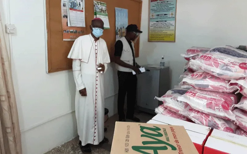 Mgr Alfred Agyenta, Ordinaire  du Diocèse de Navrongo-Bolgatanga dans la région du Haut Est du Ghana avec le Directeur général de Caritas Ghana, M. Zan Akologo, lors d'une cérémonie de présentation au Diocèse le 28 septembre 2020 pour soutenir les personnes touchées par les récentes inondations dans la région dues aux fortes pluies et au déversement du barrage de Bagre au Burkina Faso. Caritas Ghana