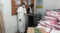 Mgr Alfred Agyenta, Ordinaire  du Diocèse de Navrongo-Bolgatanga dans la région du Haut Est du Ghana avec le Directeur général de Caritas Ghana, M. Zan Akologo, lors d'une cérémonie de présentation au Diocèse le 28 septembre 2020 pour soutenir les personnes touchées par les récentes inondations dans la région dues aux fortes pluies et au déversement du barrage de Bagre au Burkina Faso. / Caritas Ghana