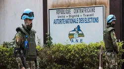 Les soldats de la paix de la MINUSCA sécurisent le siège de l'Autorité électorale nationale, l'institution centrafricaine chargée de l'organisation des élections de 2020-2021. / MINUSCA