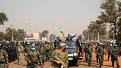 Le président Faustin-Archange Touadéra salue la foule dans la capitale de la RCA, Bangui. / Domaine public