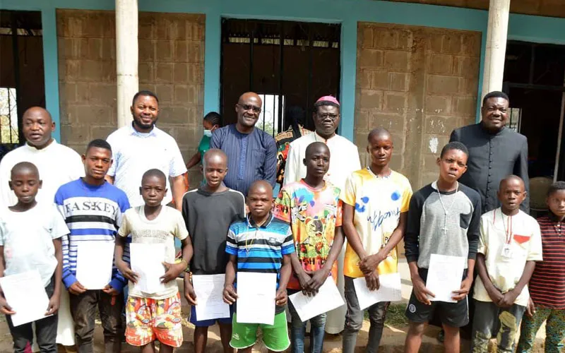 Mgr Wilfred Anagbe avec quelques bénéficiaires de la bourse d'études. Crédit : The Catholic Star Newspaper/Facebook