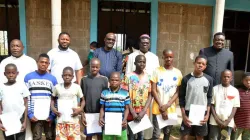 Mgr Wilfred Anagbe avec quelques bénéficiaires de la bourse d'études. Crédit : The Catholic Star Newspaper/Facebook / 