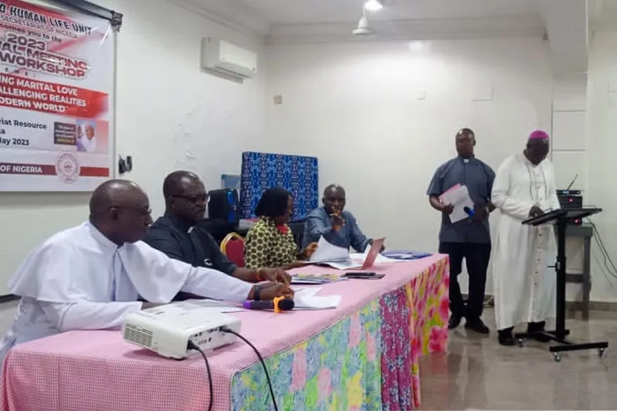 Mgr Luka Sylvester Gopep s'adresse aux participants lors de la réunion annuelle de l'Unité pour la famille, la santé et la vie humaine (FHLU) de la Conférence des évêques catholiques du Nigeria (CBCN).