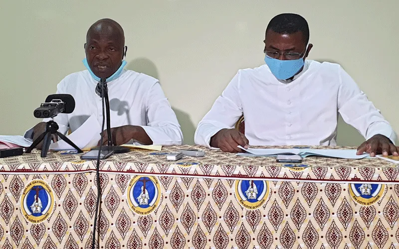 Le père Emmanuel Wohi Nin (à gauche), secrétaire général de la Conférence épiscopale de Côte d'Ivoire (CECCI), présentant la lettre pastorale des évêques sur la réconciliation, la justice et la paix, lors d'une conférence de presse le mardi 21 juillet. Domaine public