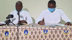 Le père Emmanuel Wohi Nin (à gauche), secrétaire général de la Conférence épiscopale de Côte d'Ivoire (CECCI), présentant la lettre pastorale des évêques sur la réconciliation, la justice et la paix, lors d'une conférence de presse le mardi 21 juillet. / Domaine public