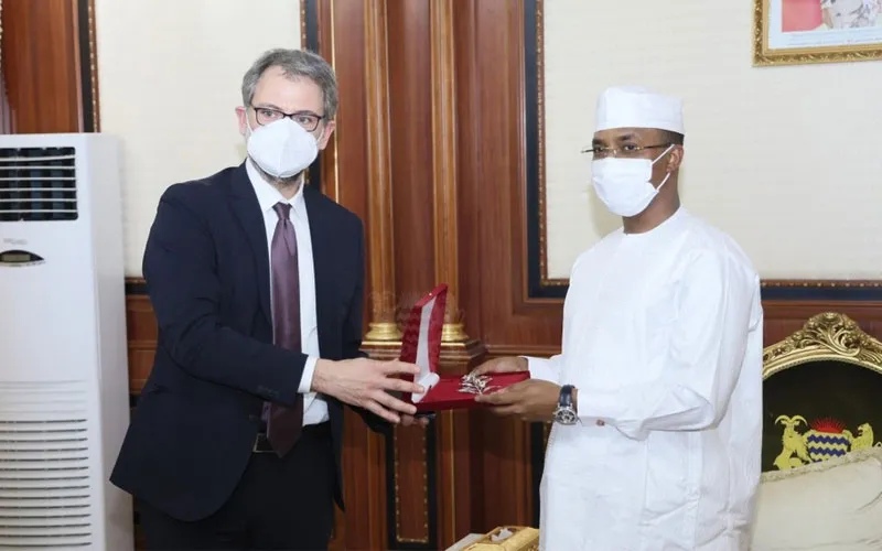 Mauro Garofalo, responsable des relations internationales de la Communauté de Sant'Egidio avec le président intérimaire du Tchad, Mahamat Idriss Déby Itno. Crédit : Communauté de Sant'Egidio