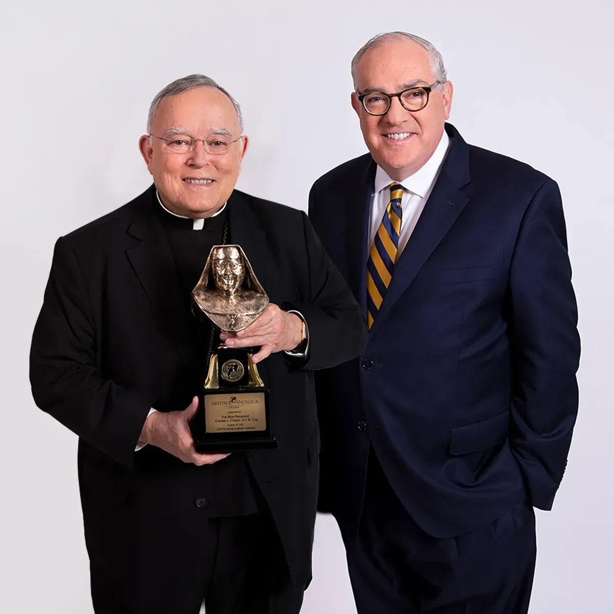 Le lauréat du prix Mère Angelica, Mgr Charles J. Chaput (à gauche), avec le PDG d'EWTN, Michael P. Warsaw. EWTN