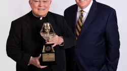 Le lauréat du prix Mère Angelica, Mgr Charles J. Chaput (à gauche), avec le PDG d'EWTN, Michael P. Warsaw. EWTN / 