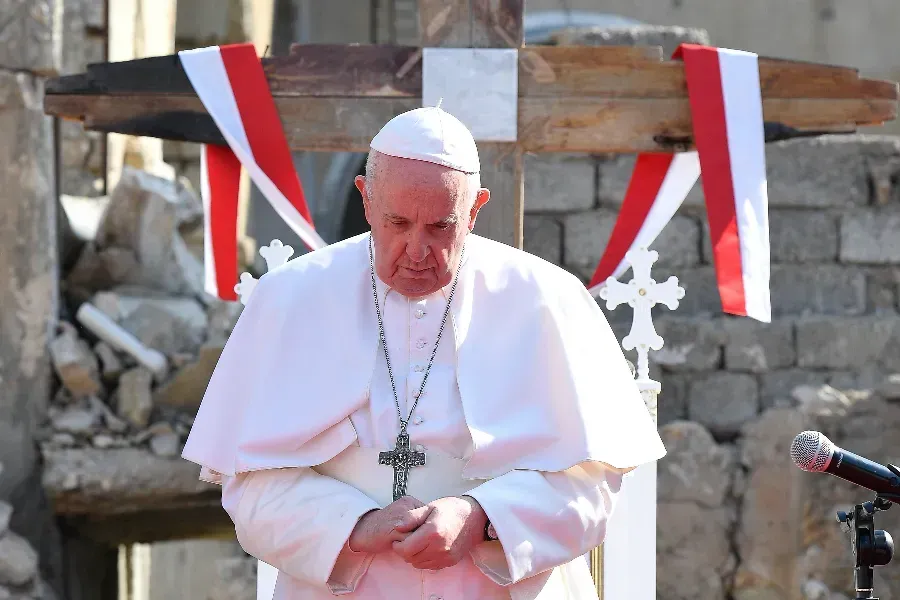 Le pape François prie à Hosh al-Bieaa (place de l'église) à Mossoul, en Irak, le 7 mars 2021. Vatican Media. / 