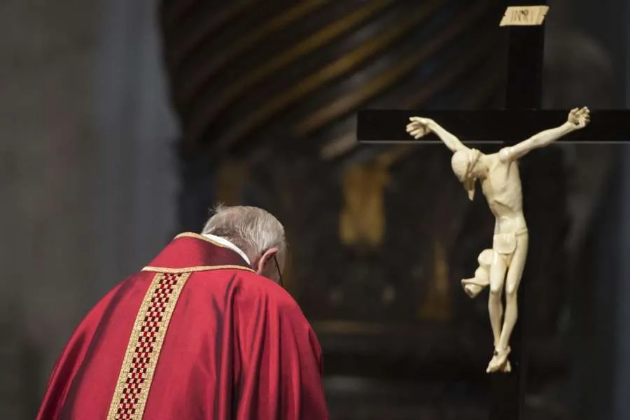 Le pape François célèbre la liturgie de la Passion de Notre Seigneur dans la basilique Saint-Pierre le 14 avril 2017. L'Osservatore Romano.