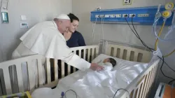 Le pape François visite l'hôpital Bambino Gesù di Palidoro à Rome, en Italie, le 5 janvier 2018. Vatican Media. / 