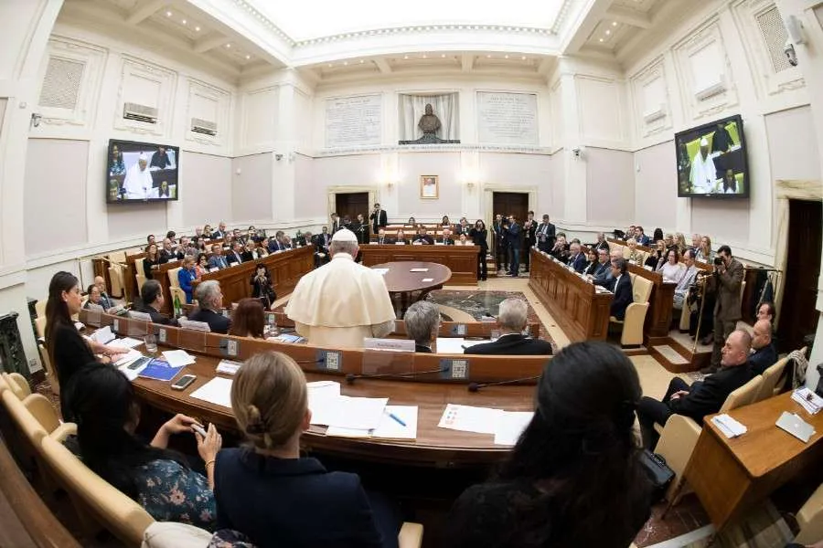 Le Pape François visite l'Académie pontificale des sciences au Vatican, le 27 mai 2019. / Vatican Media/CNA.