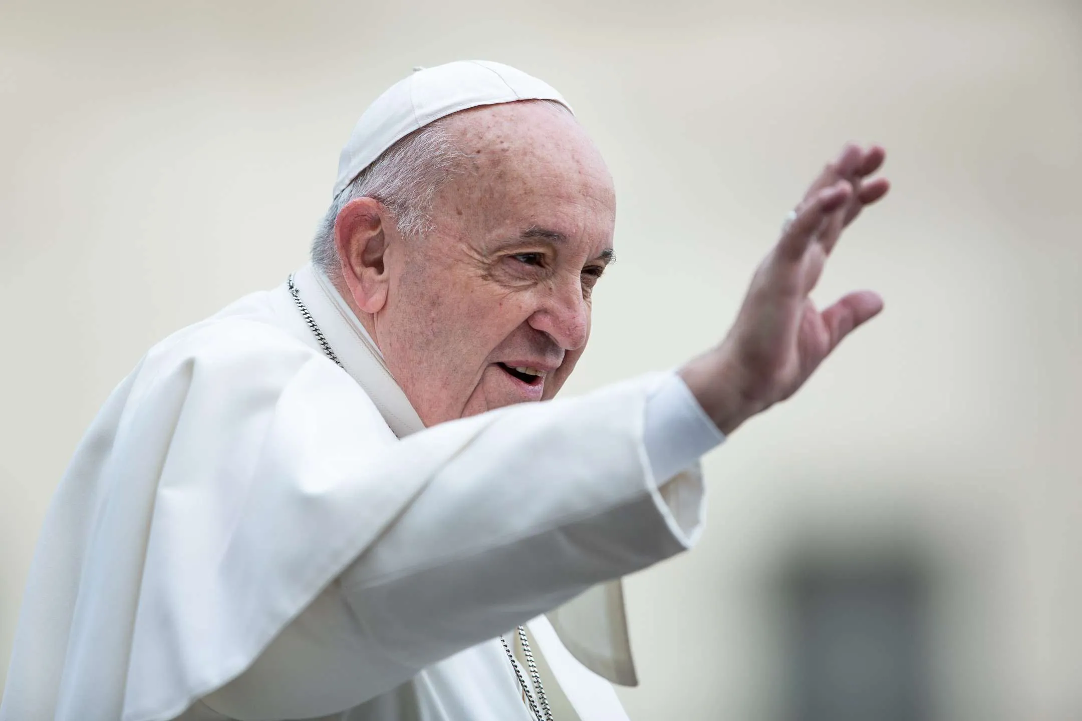 Le pape François salue les pèlerins sur la place Saint-Pierre le 26 février 2020. Daniel Ibáñez/CNA.