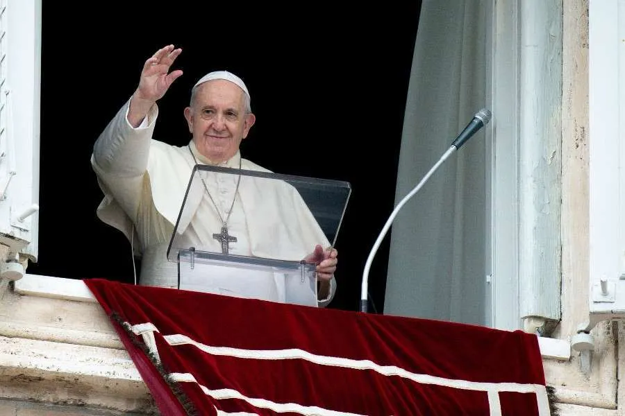 Le Pape François salue de sa fenêtre donnant sur la place Saint-Pierre lors d'un discours à l'Angélus. Vatican Media