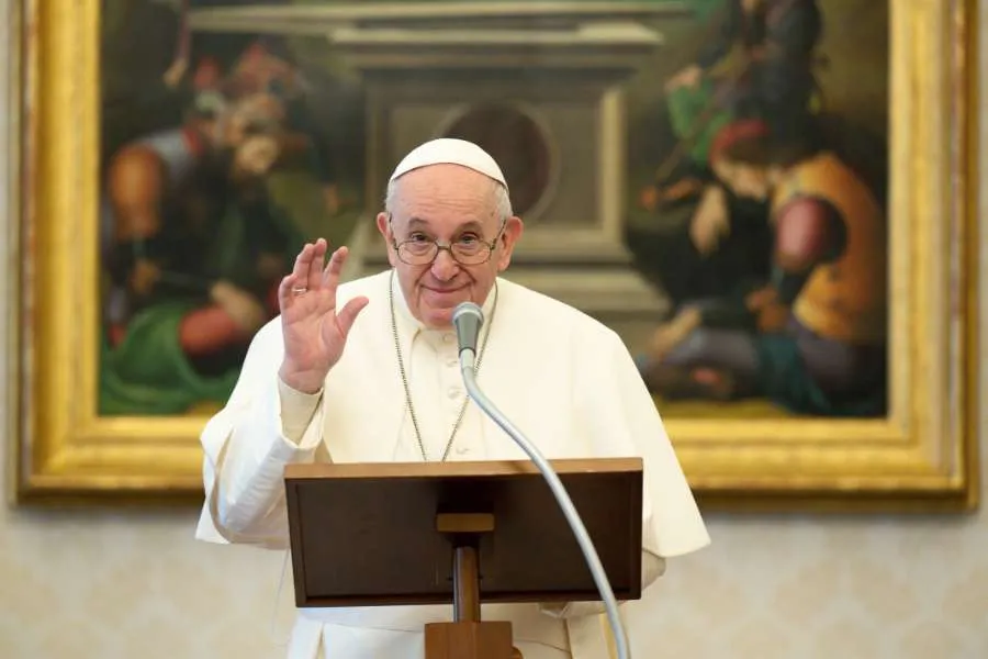 Le pape François dans la bibliothèque du Palais Apostolique du Vatican le 17 janvier 2021. Vatican Media.