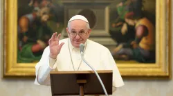 Le pape François dans la bibliothèque du Palais Apostolique du Vatican le 17 janvier 2021. / Vatican Media.