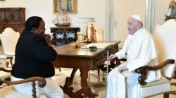 Le pape François lors d'une audience avec le Premier ministre ougandais, Robinah Nabbanja. Crédit : Vatican Media / 