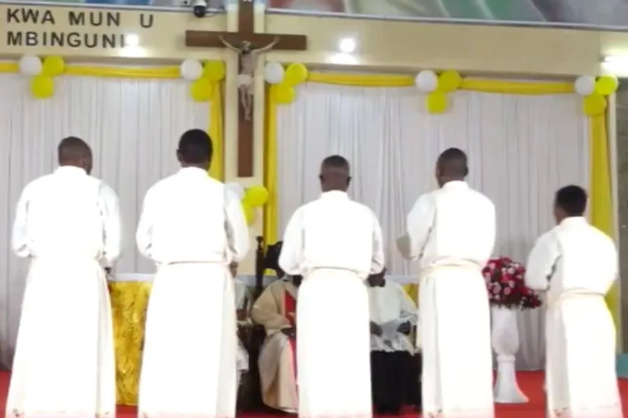 Capture d'écran des diacres lors de l'ordination sacerdotale du 20 juin. Crédit : Capuchin TV