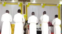 Capture d'écran des diacres lors de l'ordination sacerdotale du 20 juin. Crédit : Capuchin TV / 